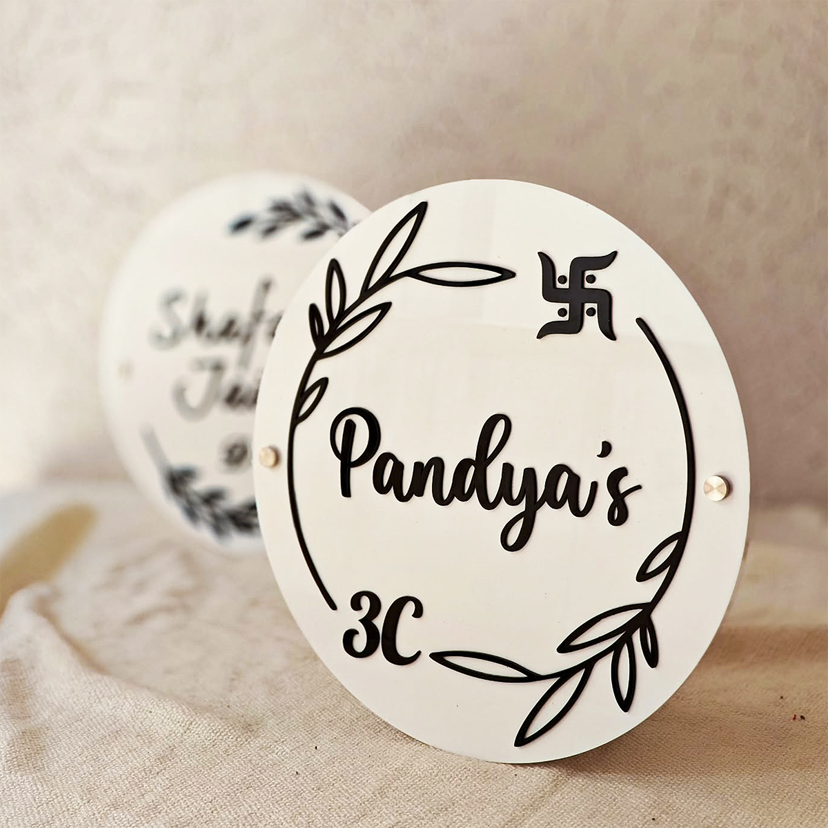 Elegant Round Leaf Border Home Nameplate – Personalized Acrylic Design for Modern Homes