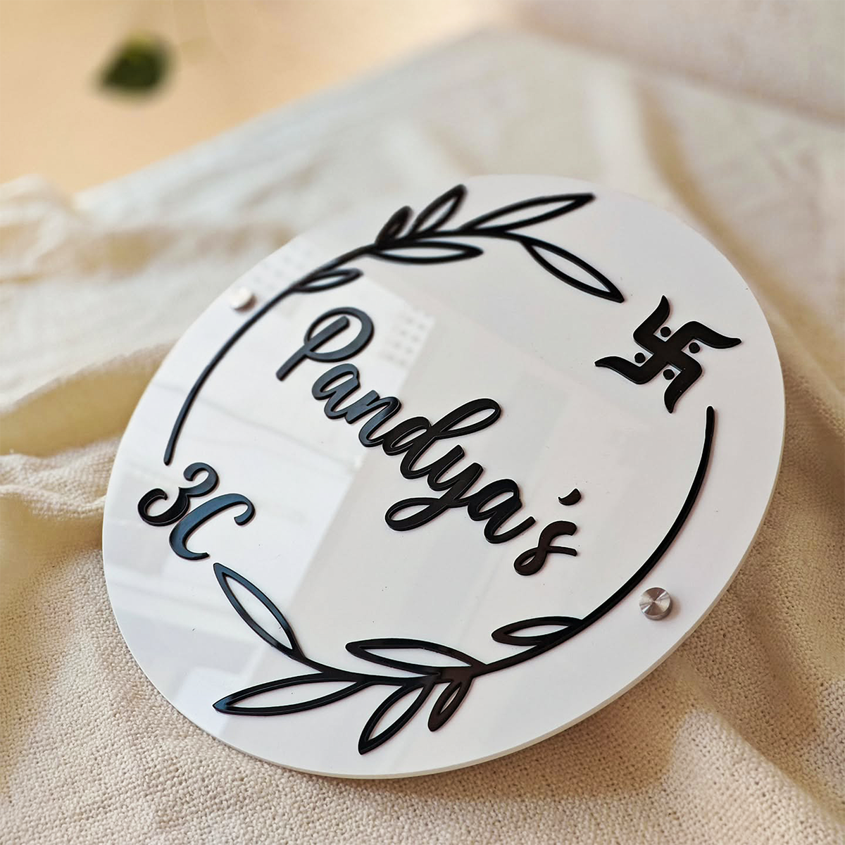 Elegant Round Leaf Border Home Nameplate – Personalized Acrylic Design for Modern Homes